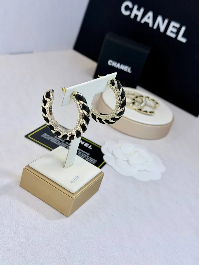 Брошка Chanel