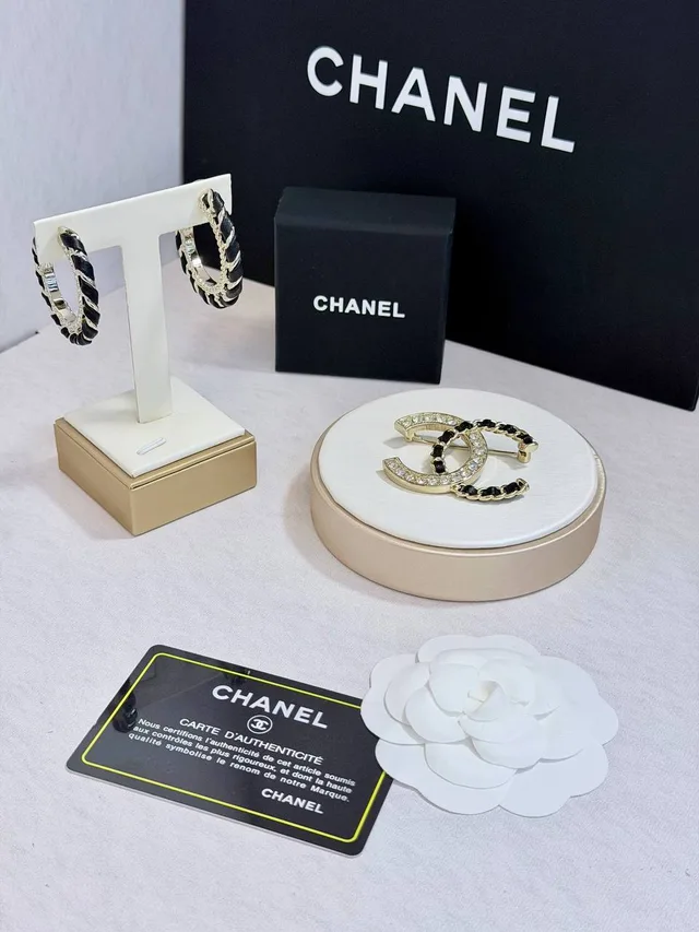 Брошка Chanel