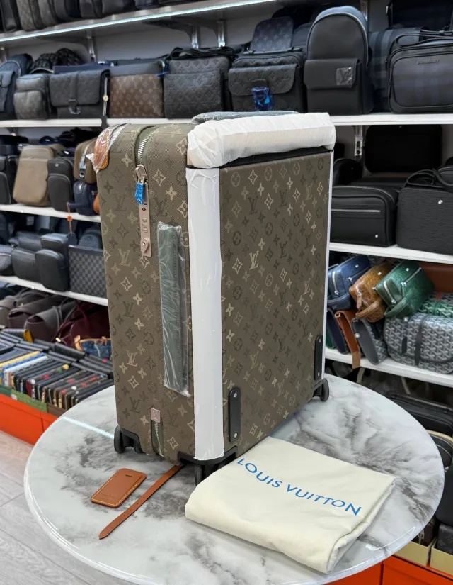 Чемоданы от бренда LouisVuitton