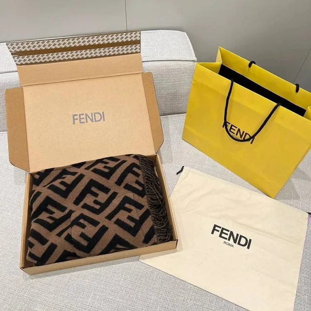 Пончо от FENDI