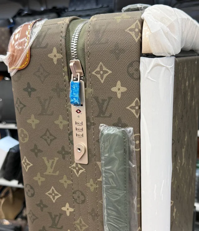 Чемоданы от бренда LouisVuitton