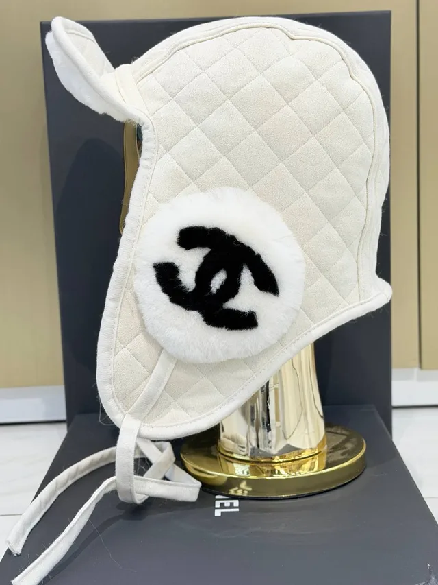 Зимняя шапка-ушанка Chanel