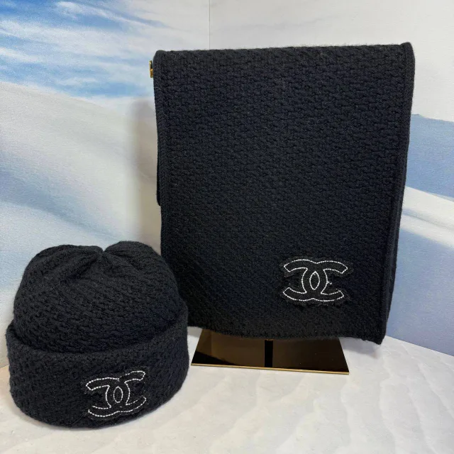 Комплект Шапка с шарфом от CHANEL