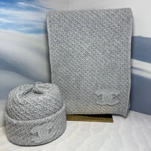 Комплект Шапка с шарфом от CHANEL