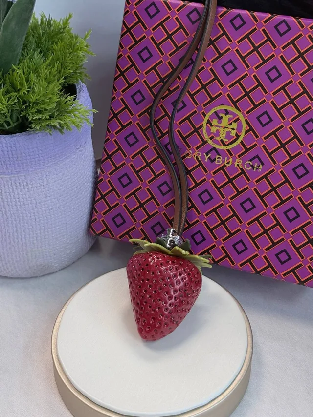 Брелок от Tory Burch