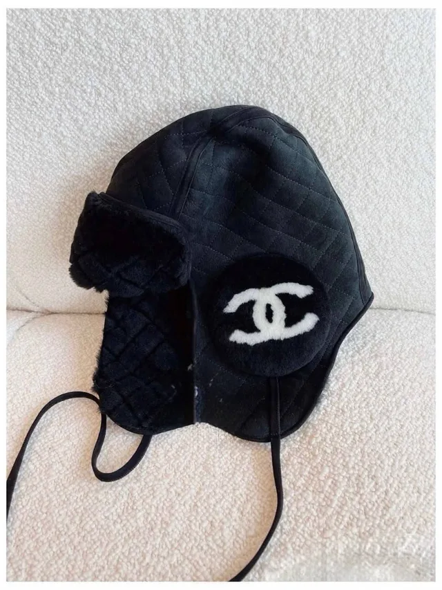 Зимняя шапка-ушанка Chanel