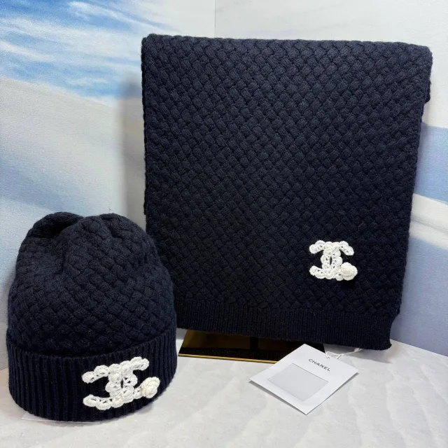 Комплект Шапка с шарфом от CHANEL