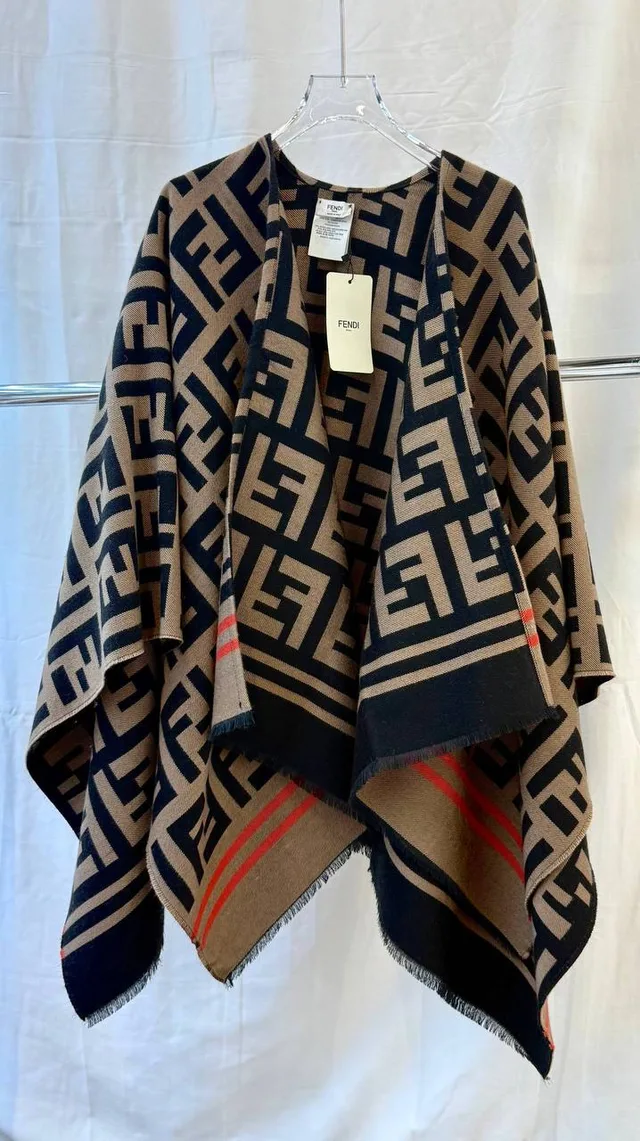 Пончо Fendi