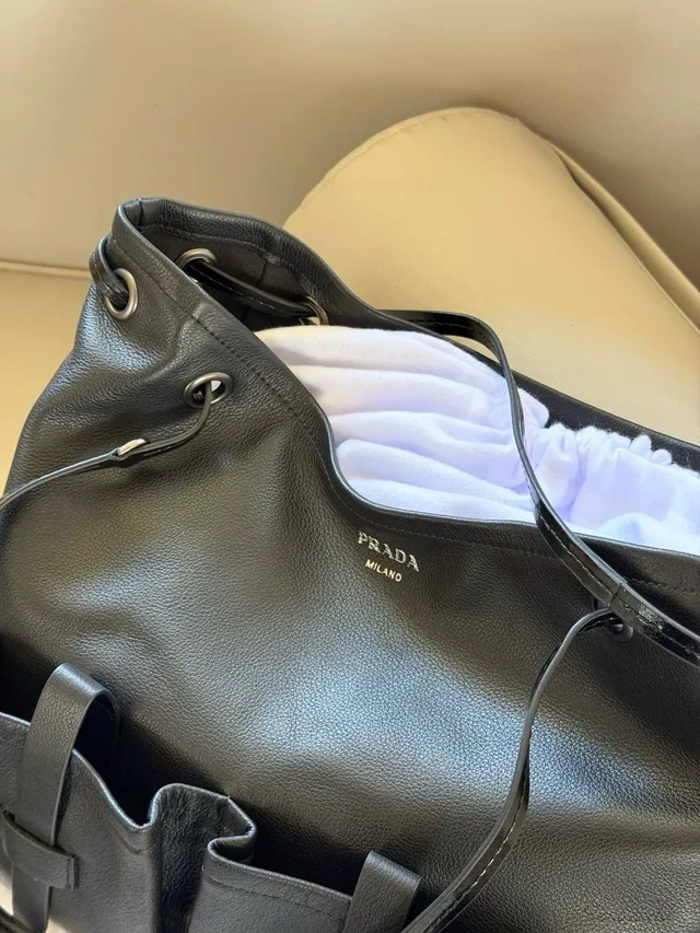 Сумка из кожи Prada