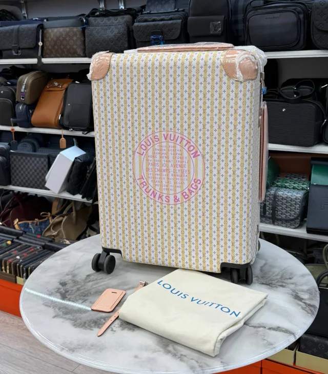 Чемоданы от бренда LouisVuitton