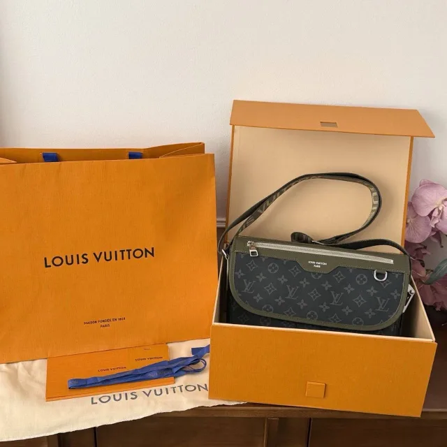 Сумка Louis Vuitton Courrier