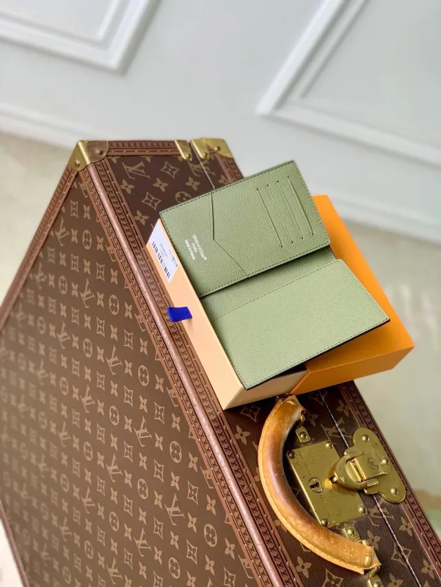 Обложка на паспорт от Louis Vuitton