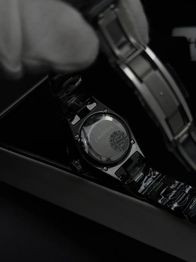 Часы Chanel J12