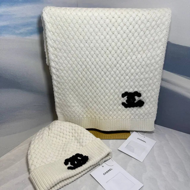 Комплект Шапка с шарфом от CHANEL
