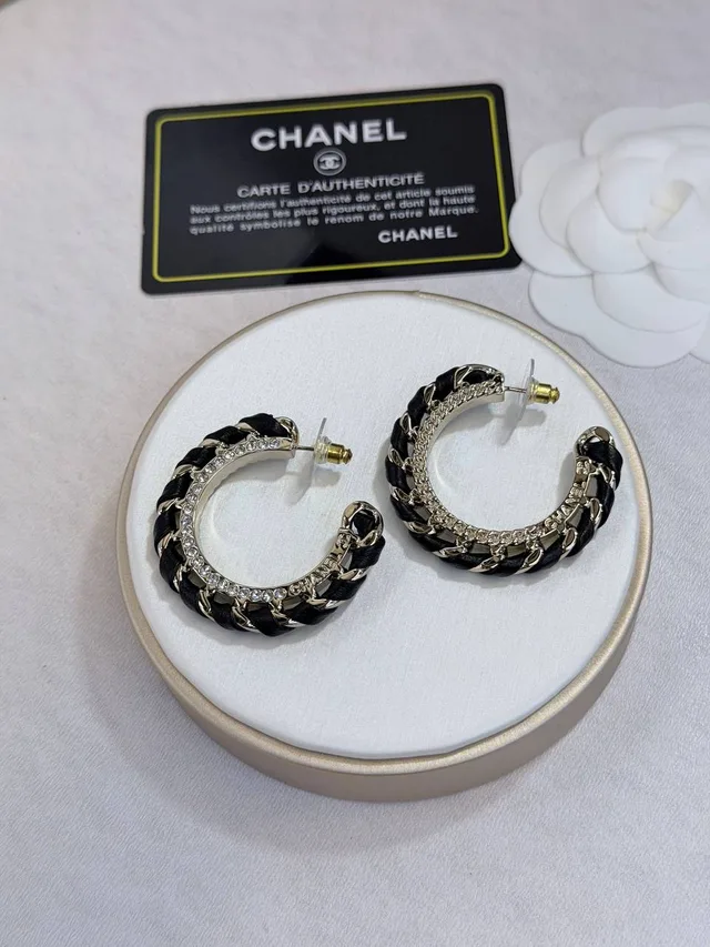 Брошка Chanel