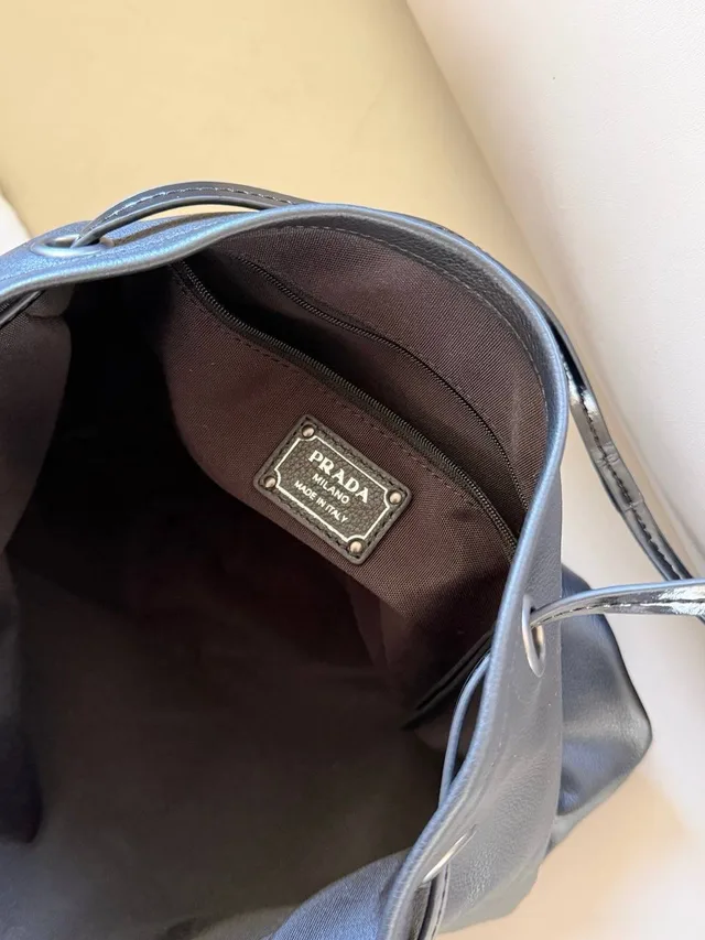 Сумка из кожи Prada