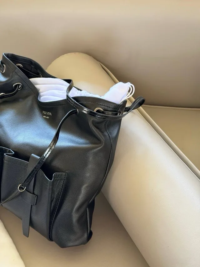 Сумка из кожи Prada