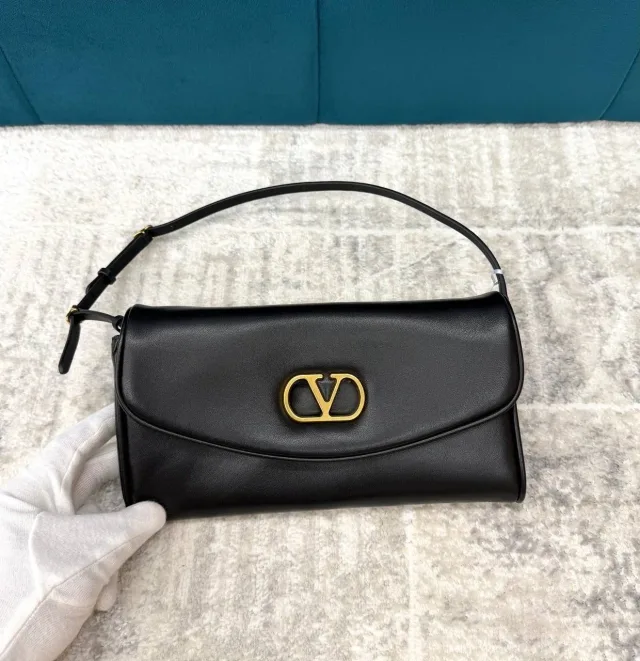 Маленькая женская сумка Valentino Garavani Devain