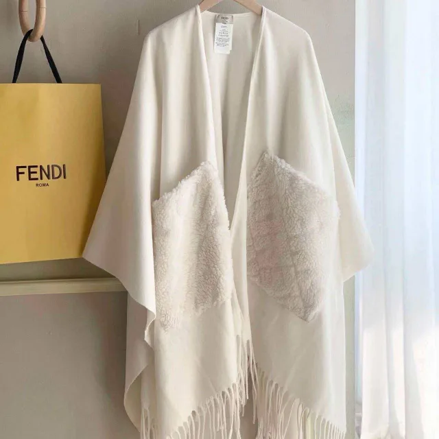 Пончо от FENDI