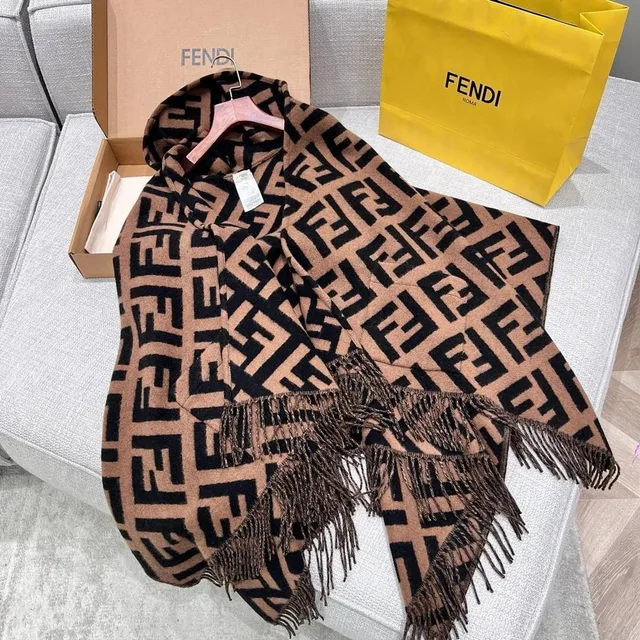 Пончо от FENDI