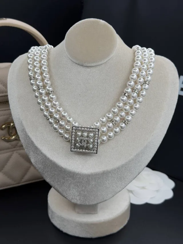 Чокер от Chanel