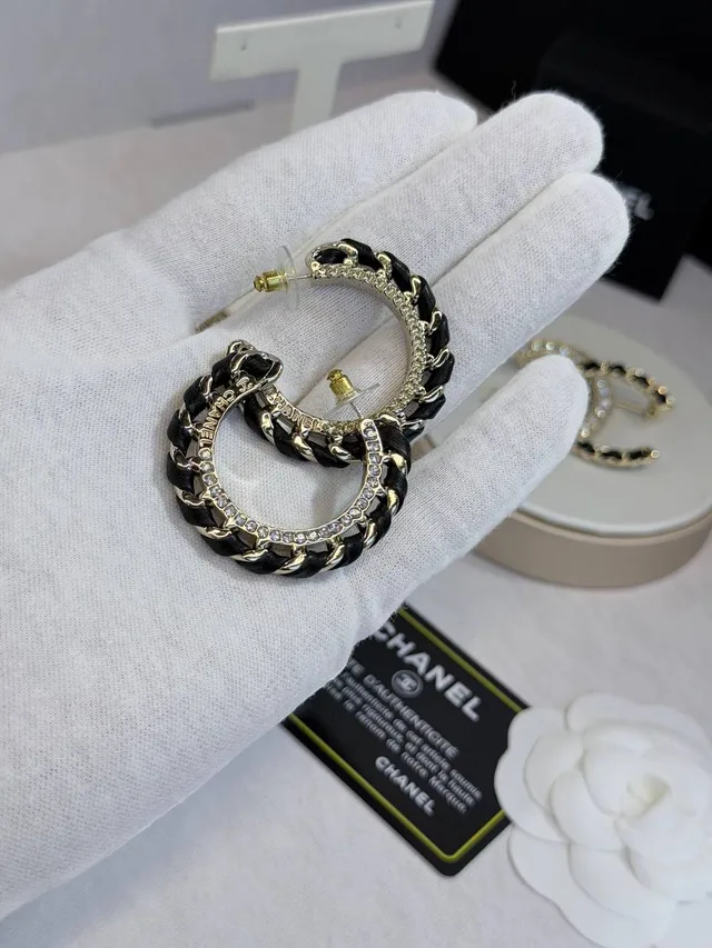 Брошка Chanel