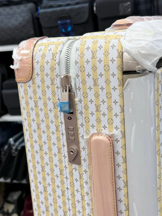 Чемоданы от бренда LouisVuitton