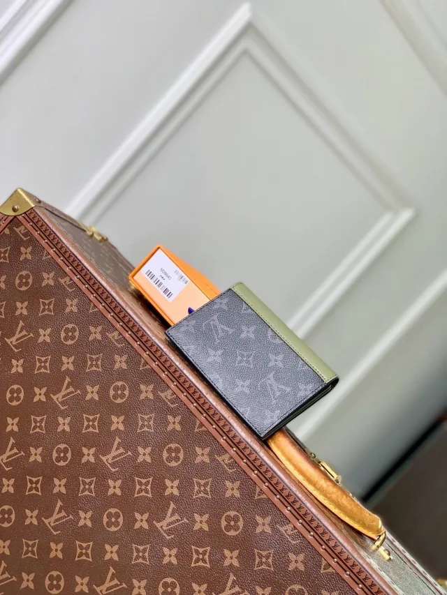 Обложка на паспорт от Louis Vuitton