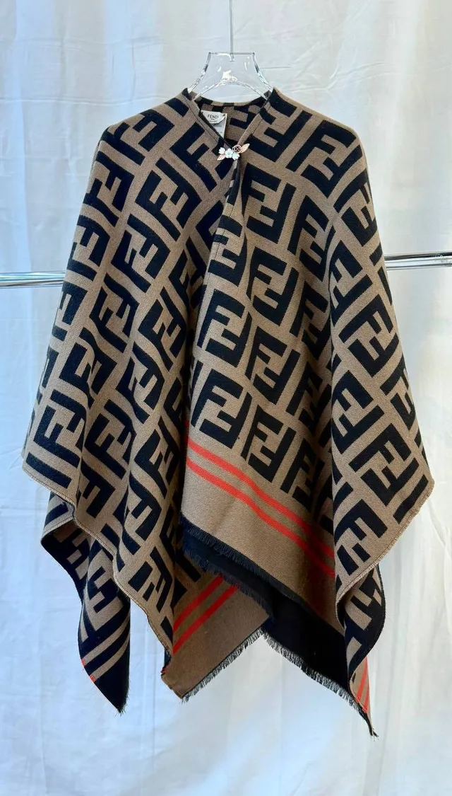Пончо Fendi