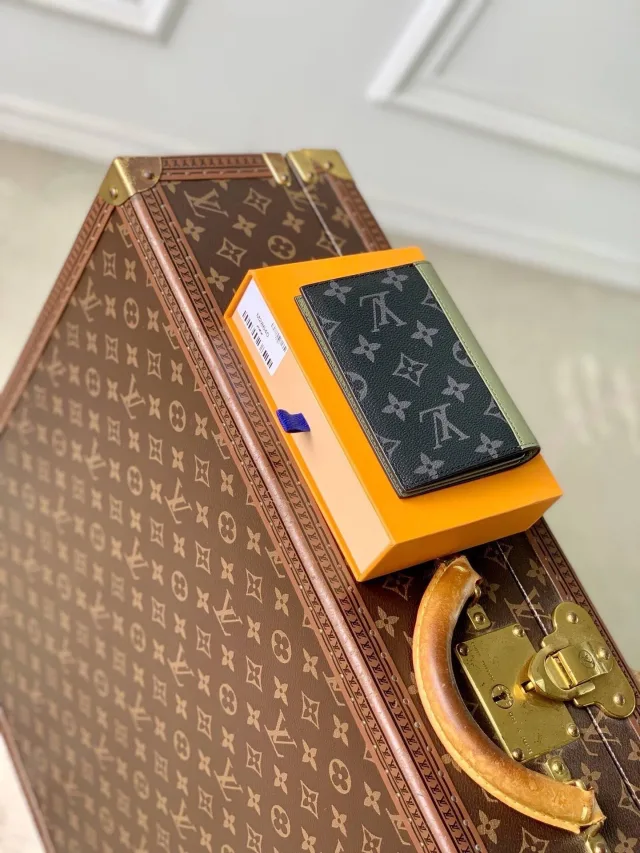 Обложка на паспорт от Louis Vuitton