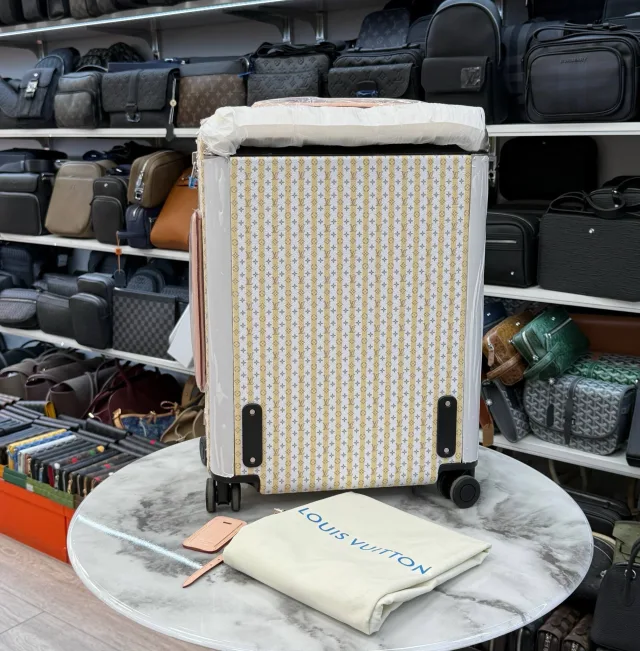 Чемоданы от бренда LouisVuitton