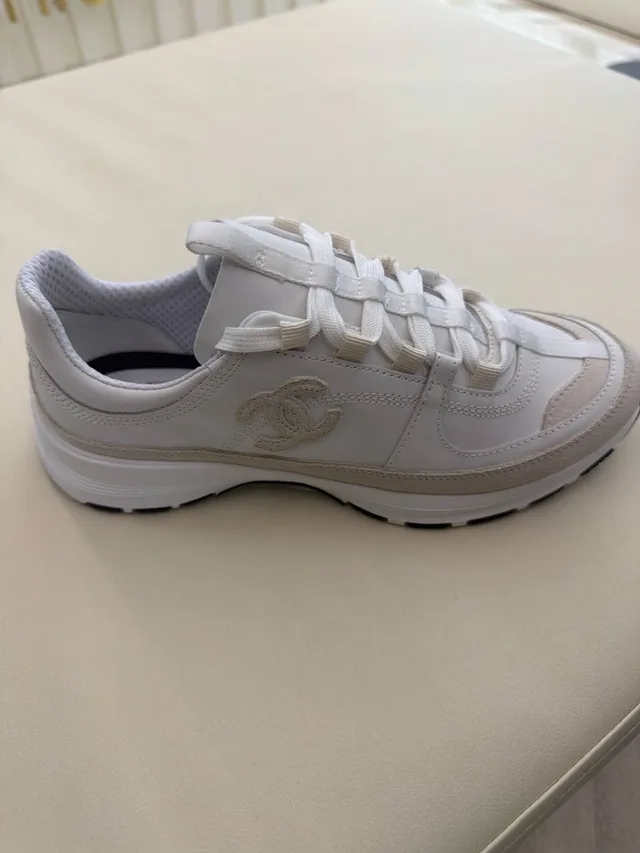 Кожаные кроссовки с замшевыми вставками Chanel