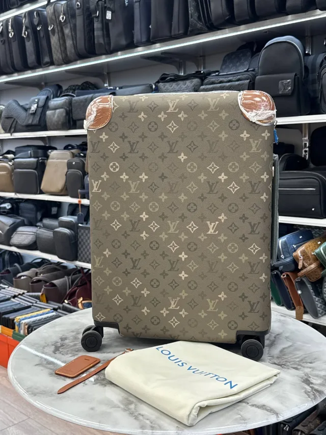 Чемоданы от бренда LouisVuitton