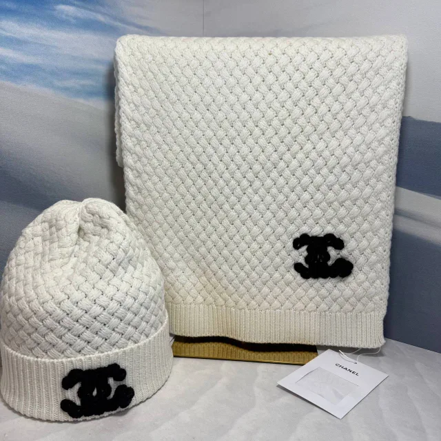 Комплект Шапка с шарфом от CHANEL