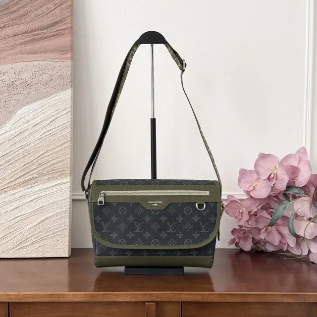Сумка Louis Vuitton Courrier