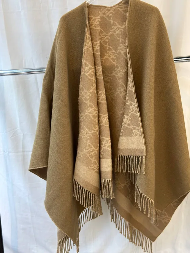 Пончо от FENDI