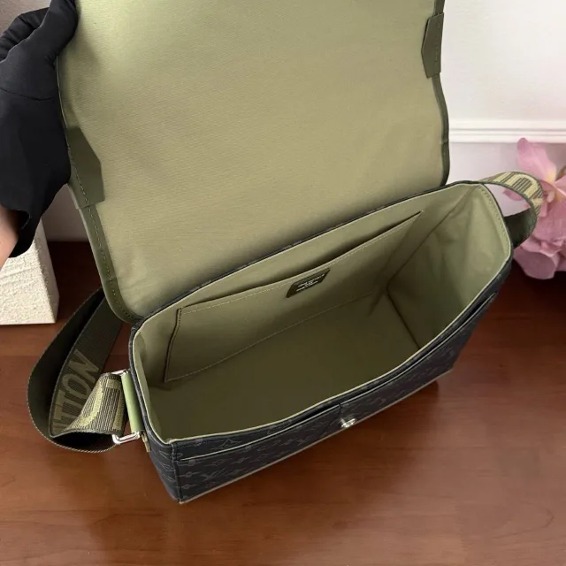 Сумка Louis Vuitton Courrier