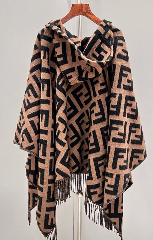 Пончо от FENDI