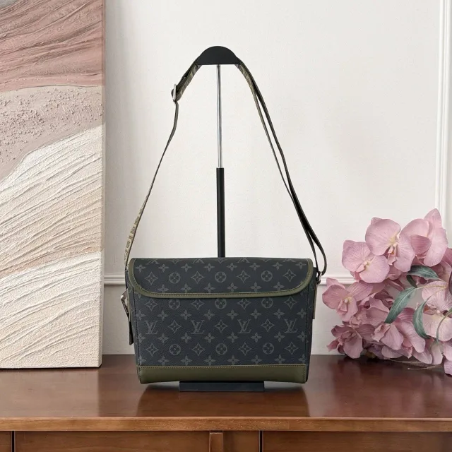 Сумка Louis Vuitton Courrier